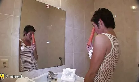 Các cô gái dừng lại nghiên cứu bu vu nhat ban và rối tung với một người đàn ông.