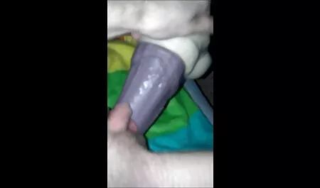Người đàn ông đứng lên với bạn gái của gái nhật xinh sex người đẹp tóc vàng ở phía trước của một người bạn.