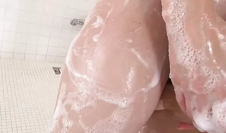 Các cô gái nhật bản đi massage gái, lấy đồ lót của cô, cho thấy một lông đó mọc rất lớn.