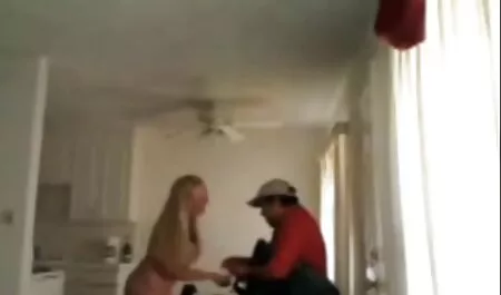Nam và nữ từ Nga tới đây để chờ đợi cho mưa và sex lam tinh nhat ban có ba.