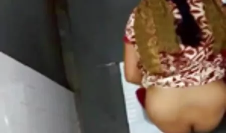 Sự thèm ăn xnxx gai xinh nhat ban búp bê đặt ra trước một camera trong phòng thay đồ.