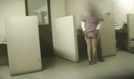Cô gái tóc vàng với bộ ngực đẹp đi khắp dit nhau voi gai nhat ban thị trấn
