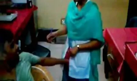 Một người đàn ông bóp một con dê sau khi ăn sex lon nhat khoai tây chiên của mình, dick