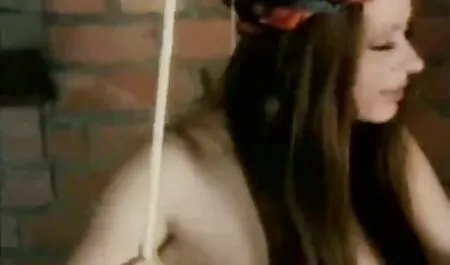 Lớn và khỏe mạnh ngồi trên hàng sex nhat ban hot girl đầu của âm đạo.