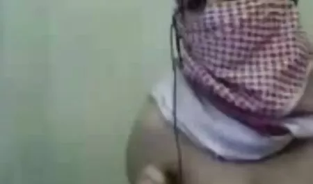 Các cô gái đã nửa ngủ ngồi xổm trong vườn và ăn với ngón tay của cô. phim sex gái nhật bản