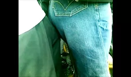 Cô gái sec gai nhat dễ thương với chạy khỏa thân trong một công viên đông đúc.