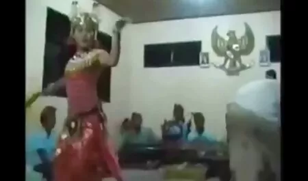 Tóc vàng, với đôi chân dài ngồi gai gia nhat ban trên hàng đầu của củ cải