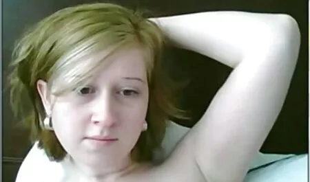 Một người đàn ông cắn một con điếm, những sex gái trẻ nhật bản người đã được thuê từ Đức trên mui xe của các xe